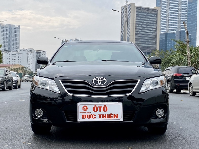 Cần bán xe Toyota Camry 20AT 2011 màu trắng nhập khẩu